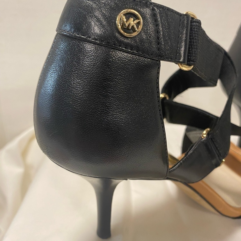 Wendy Strappy Stretch Sandal, Black/Tan
Brand: MICHAEL Michael Kors EUC - Picture 6 of 10